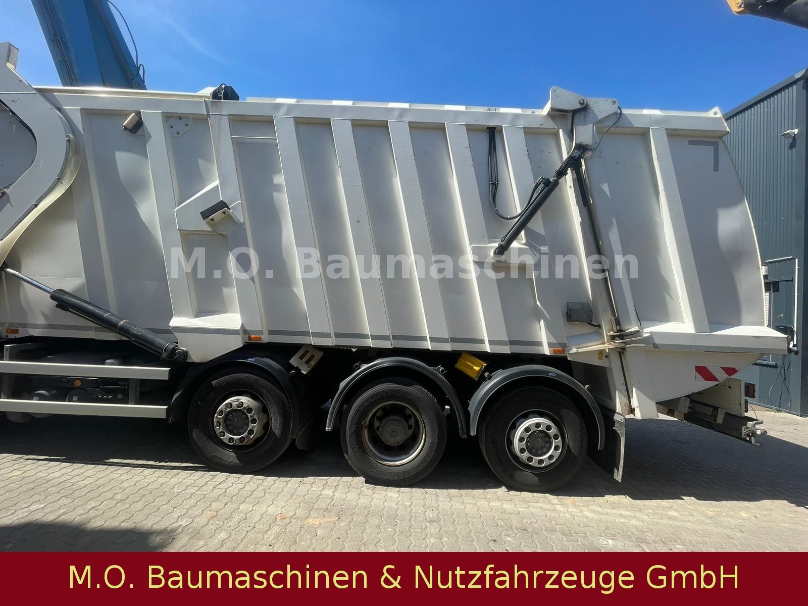 Fahrzeugabbildung Mercedes-Benz Actros 3336/ Euro 5 / AC / Faun Frontlader 535/