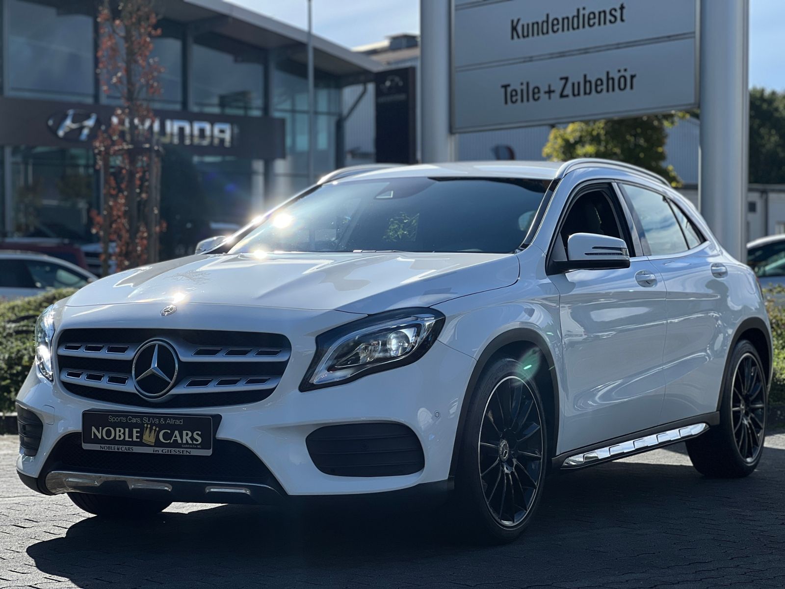 Fahrzeugabbildung Mercedes-Benz GLA 200 AMG LINE LED NAV SHZ RFK 19"