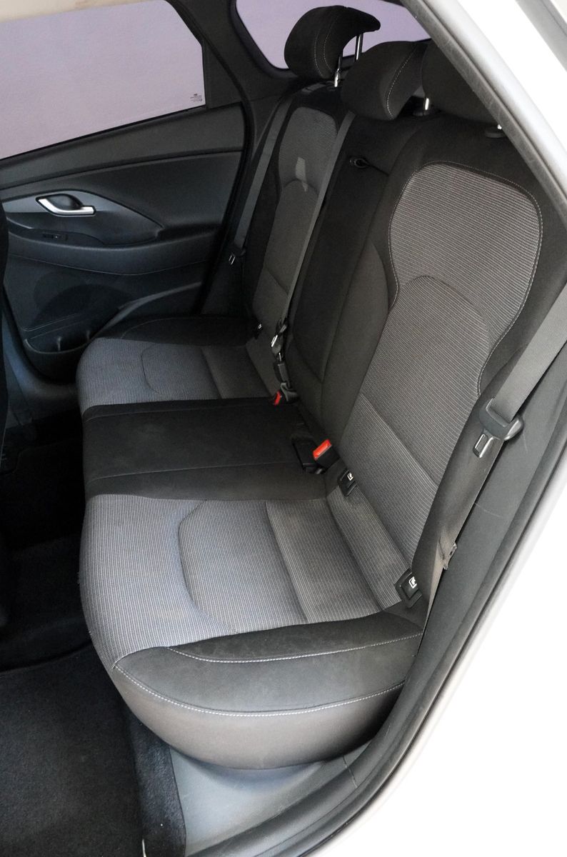 Fahrzeugabbildung Hyundai i30 cw Family *Shz*8-fach*HU Neu*