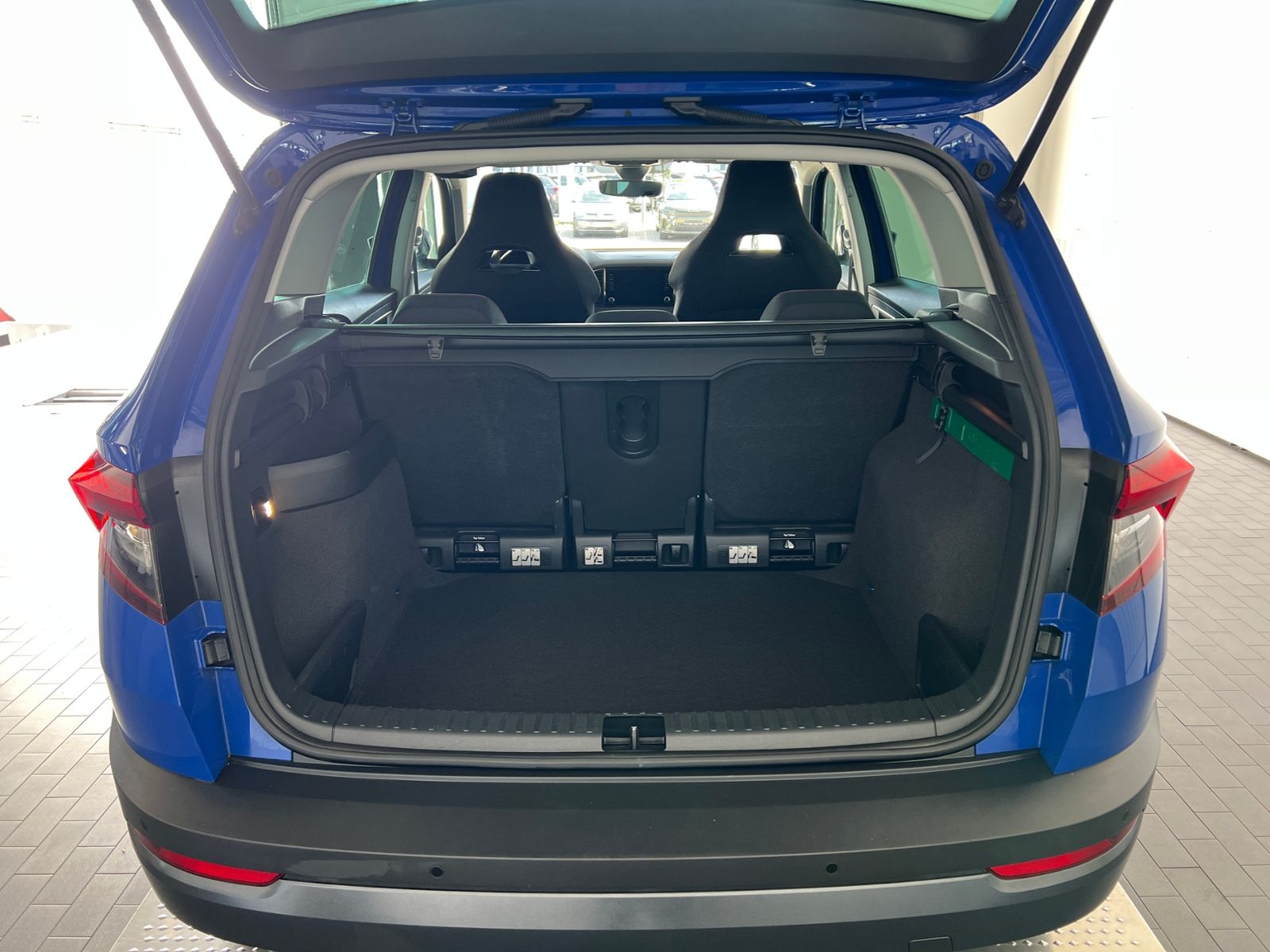 Fahrzeugabbildung SKODA Karoq Style 1.5 TSI ACT DSG *AHK,LED,Navi,18''-L