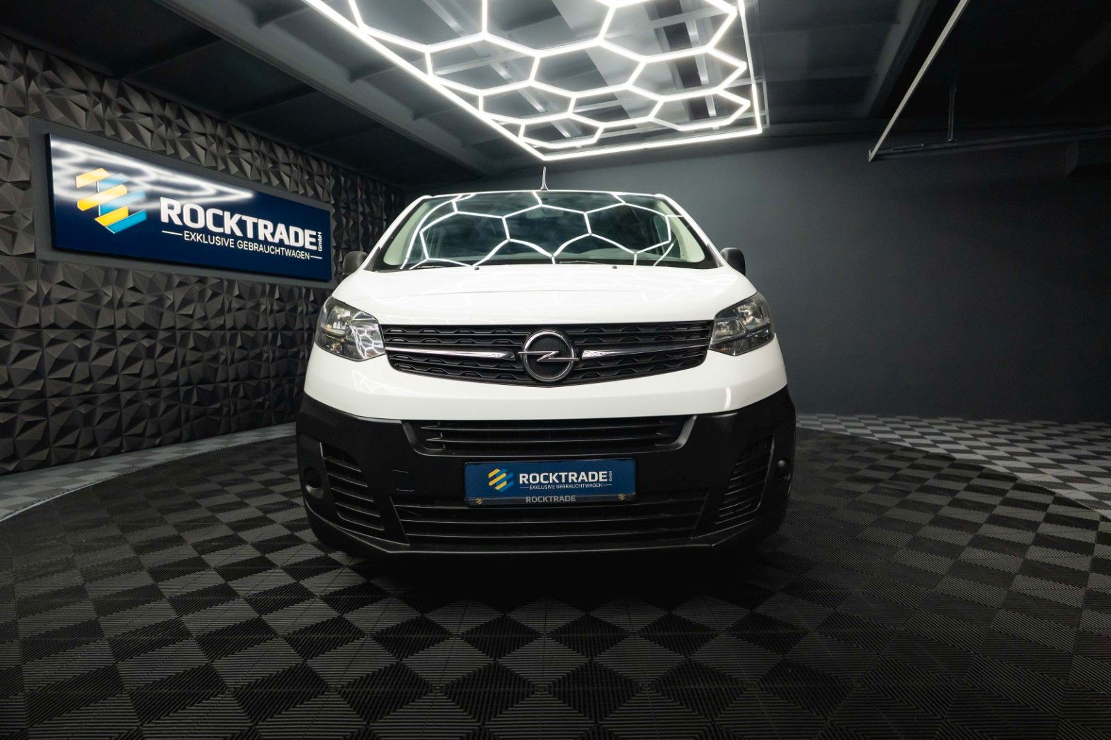 Fahrzeugabbildung Opel Vivaro Kombi S | 9 Sitze | Klima | DAB | TÜV NEU