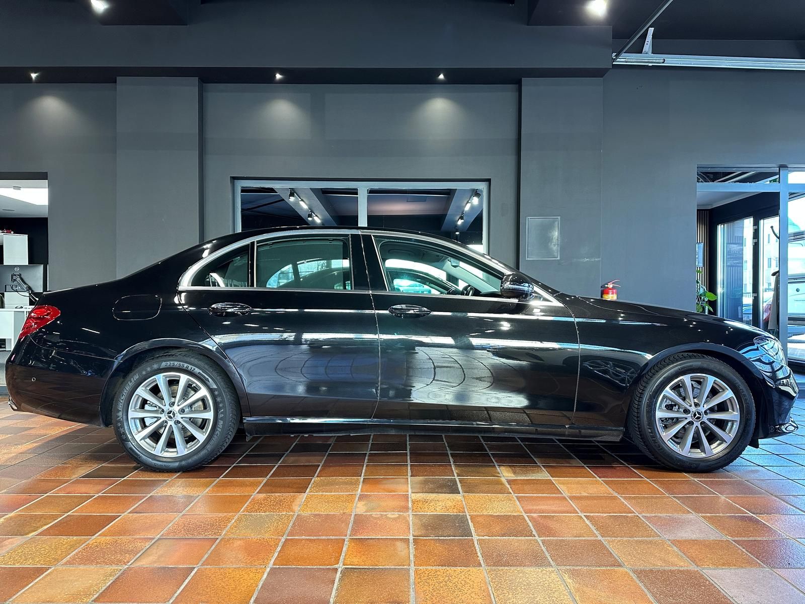 Mercedes-Benz E 220 LIMOUSINE AVANTGARDE DISTRONIC COMAND 360° foto 2