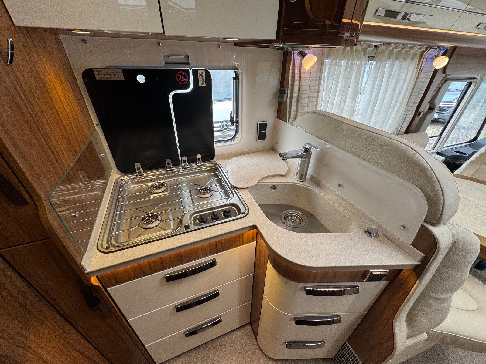 Fahrzeugabbildung HYMER / ERIBA / HYMERCAR B-KLASSE 680 STARLINE MB 3.0 D V6 HYD HÜBSTÜTZEN