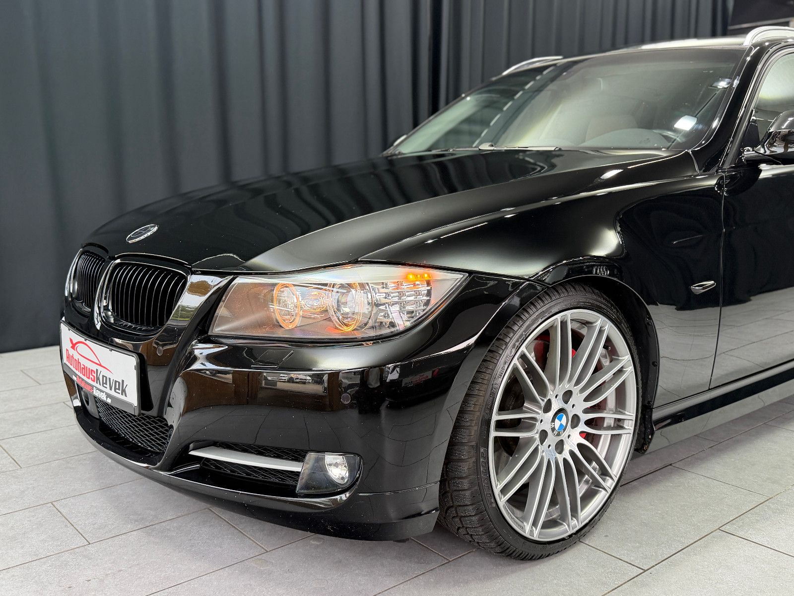 Fahrzeugabbildung BMW 335 i xDrive Touring|LEDER|NAVI|PANO