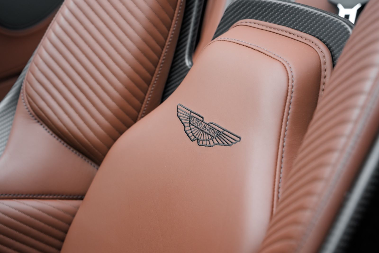 Fahrzeugabbildung Aston Martin DBS 770 Ultimate Volante 1 OF 199/CARBON/BUCKET