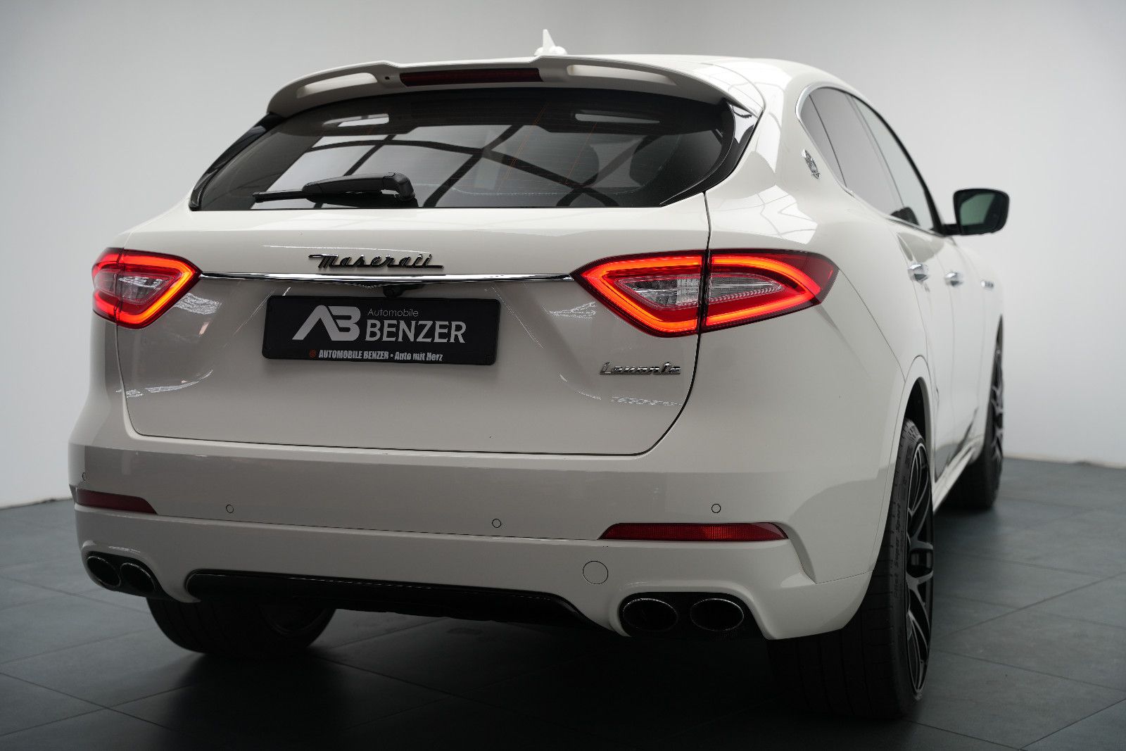 Fahrzeugabbildung Maserati Levante S/CARBON/HARMAN-KARDON/KAMERA/BRD