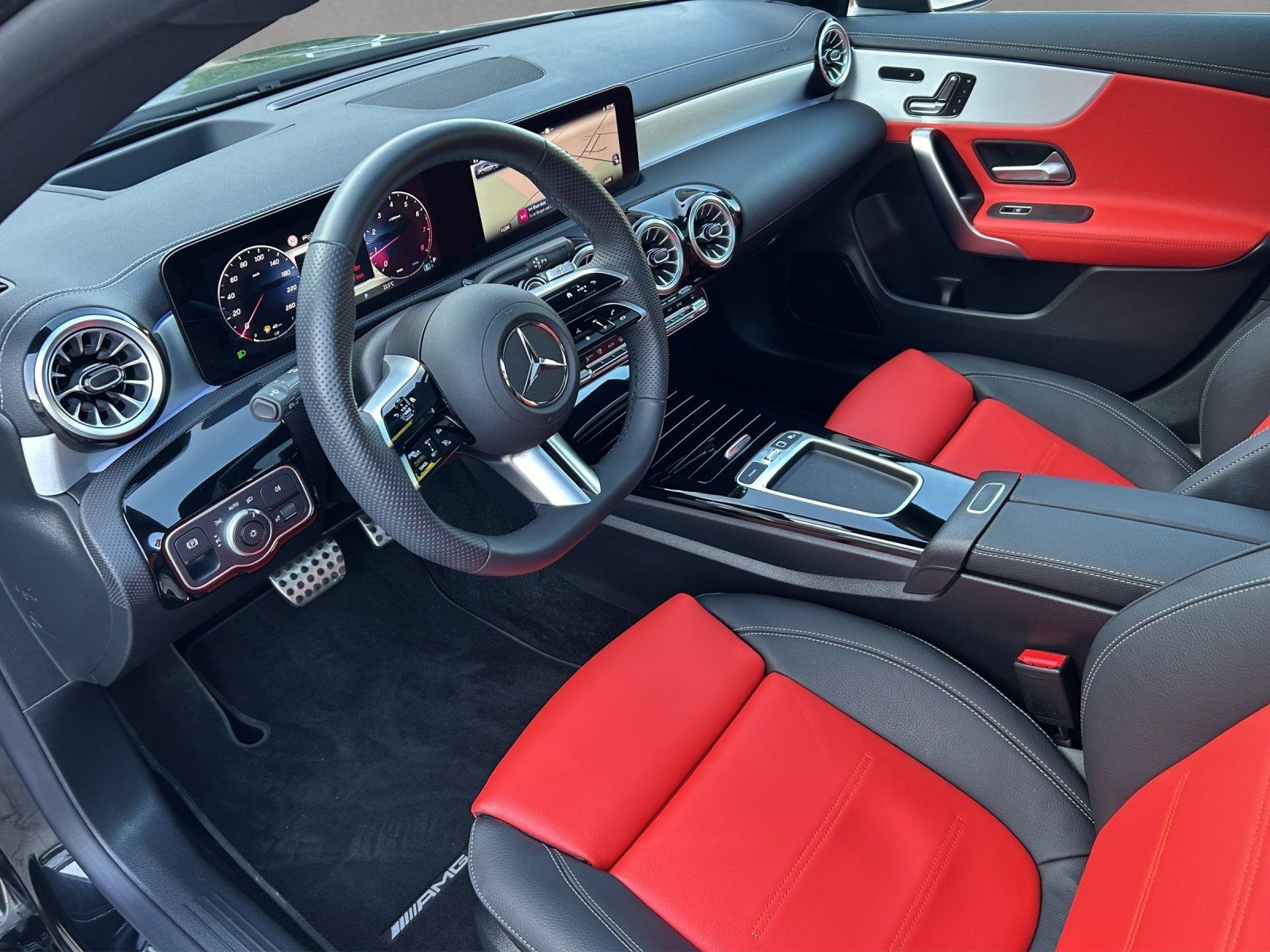 Fahrzeugabbildung Mercedes-Benz CLA 250 AMG Prem+ DISTRO LederPkt Night 19" Pano