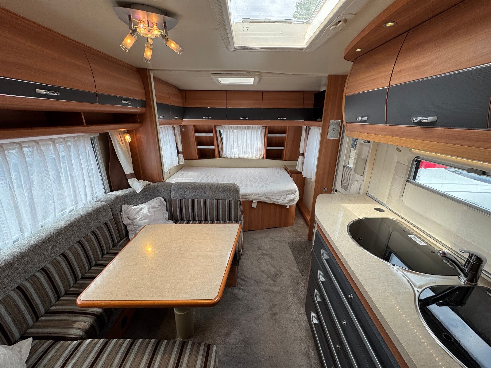 Fahrzeugabbildung Hobby 545 KMF DE LUXE SAT TV MOVER RUNDSITZGRUPPE