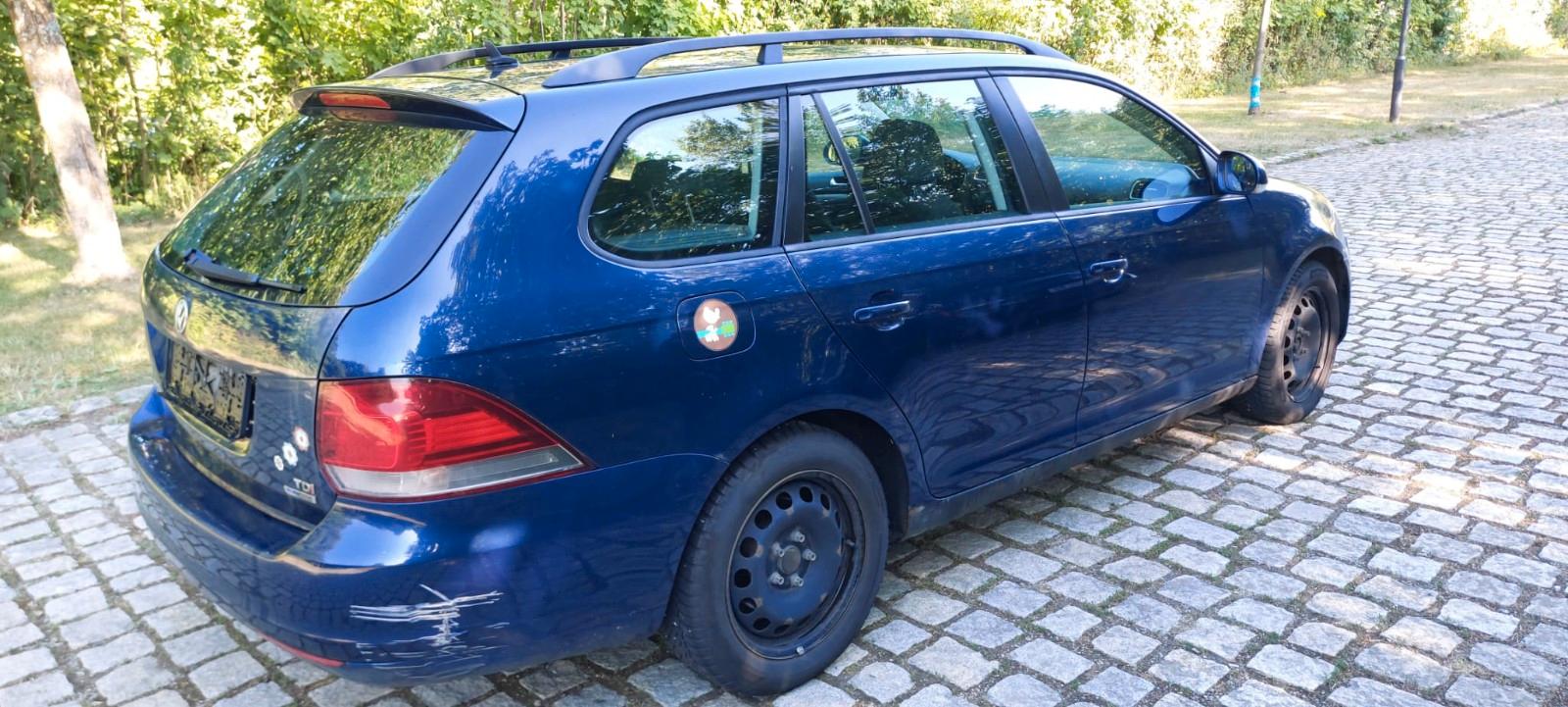 Volkswagen Golf 2011 — rear view