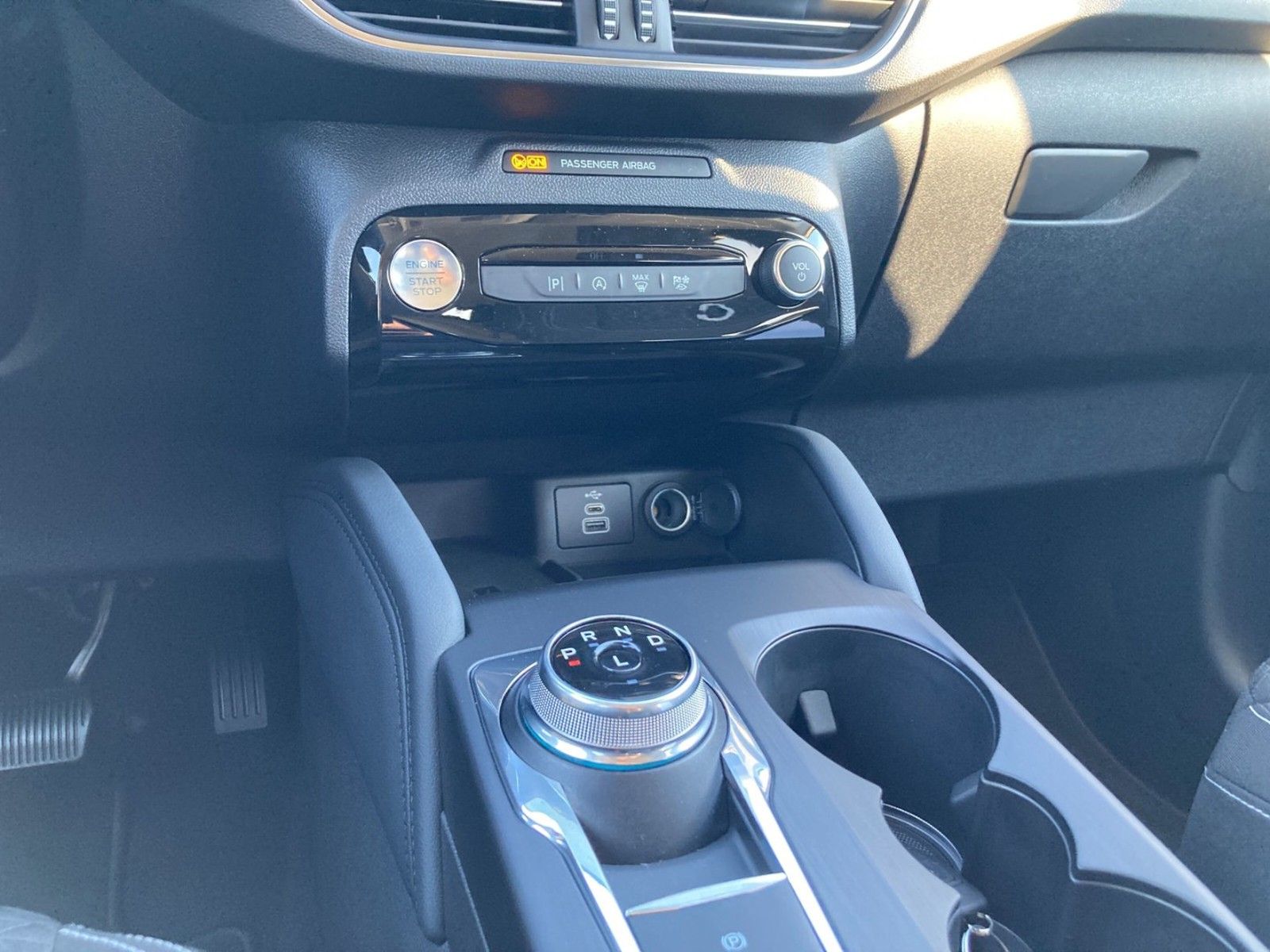 FORD Kuga Titanium 1.5 Ecoboost AUTOMATIK / LED / NAV - Image 12