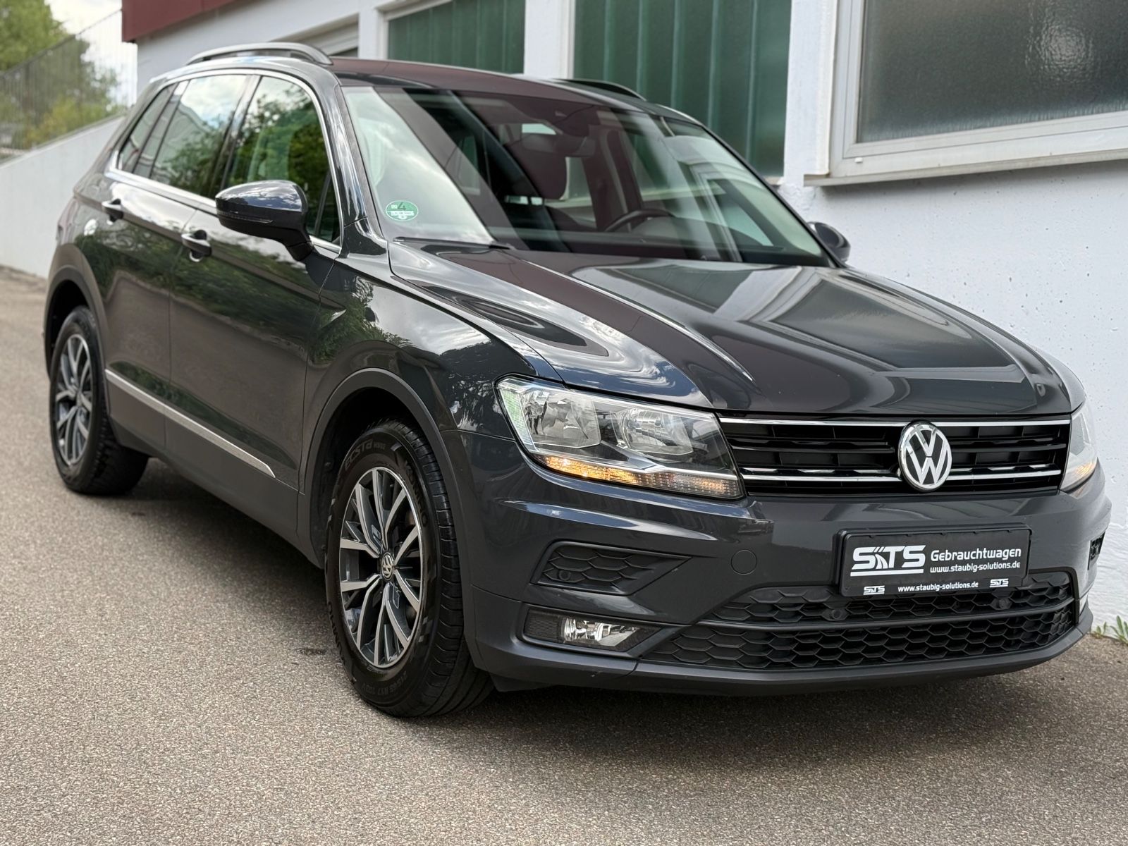 Volkswagen Tiguan - 1