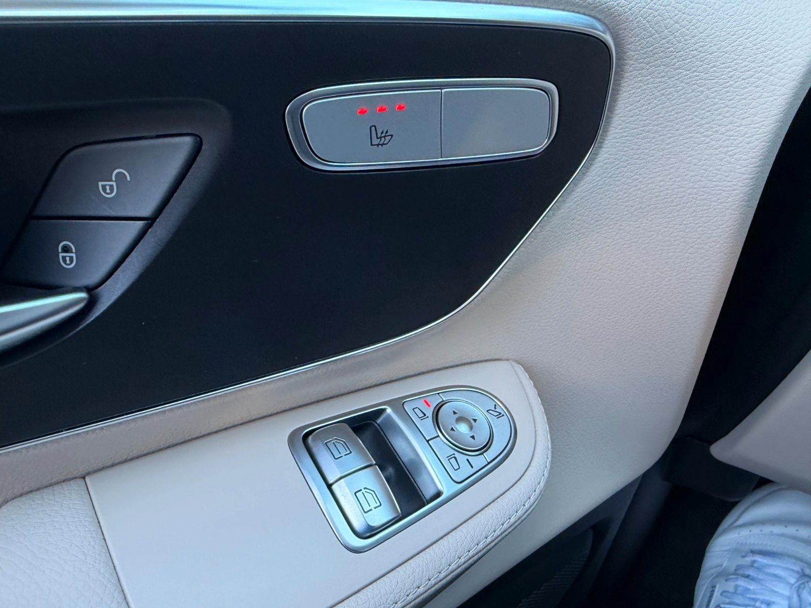 Fahrzeugabbildung Mercedes-Benz V 220 d AVA AMG AHK2,5to DISTRONIC 360Kamera