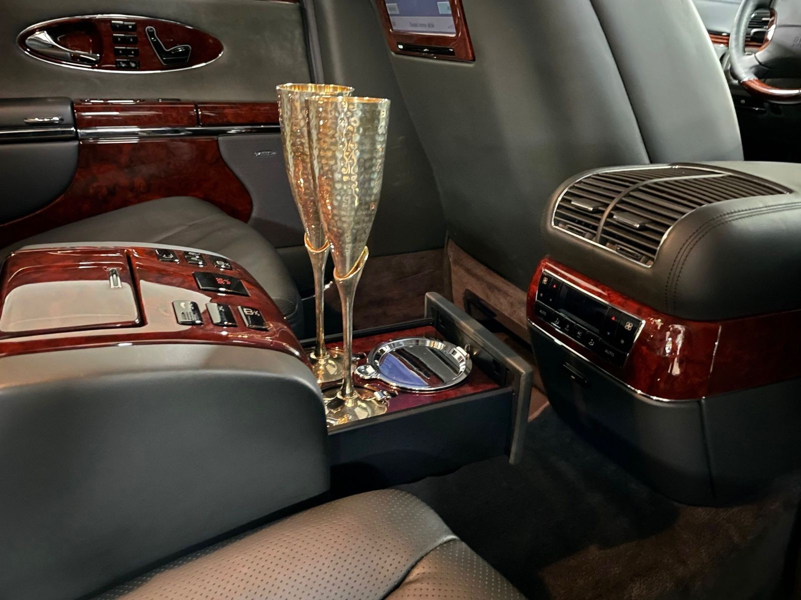 Fahrzeugabbildung Maybach MAYBACH 57 DUOTONE FIRSTCLASS FOND TV FULLOPTION