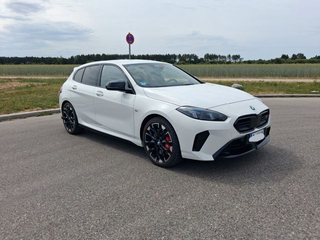 BMW M135i xDrive F70 | Werksgarantie | 18.000 km 