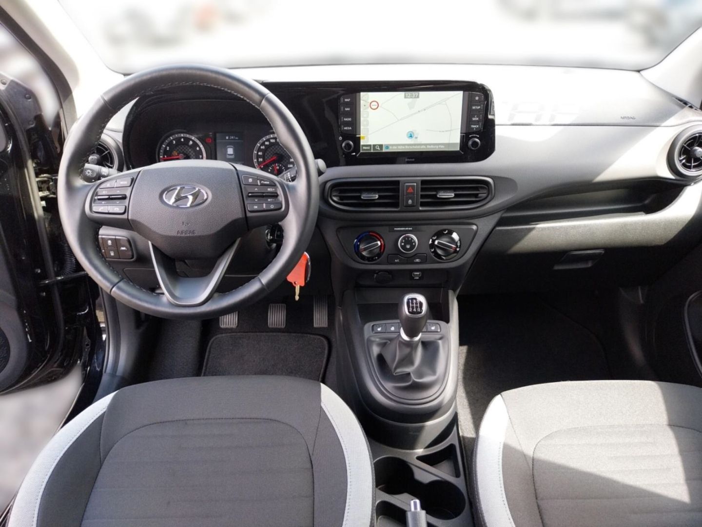 Fahrzeugabbildung Hyundai i10 1.0 Edition 30 Plus Allwetterreifen Navigati