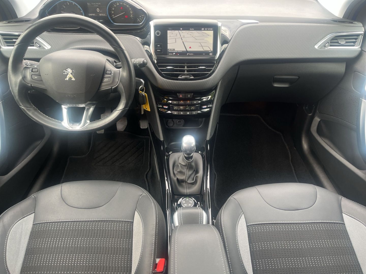Fahrzeugabbildung Peugeot 2008 Puretech 110 S&S Allure Panorama Navi SHZ
