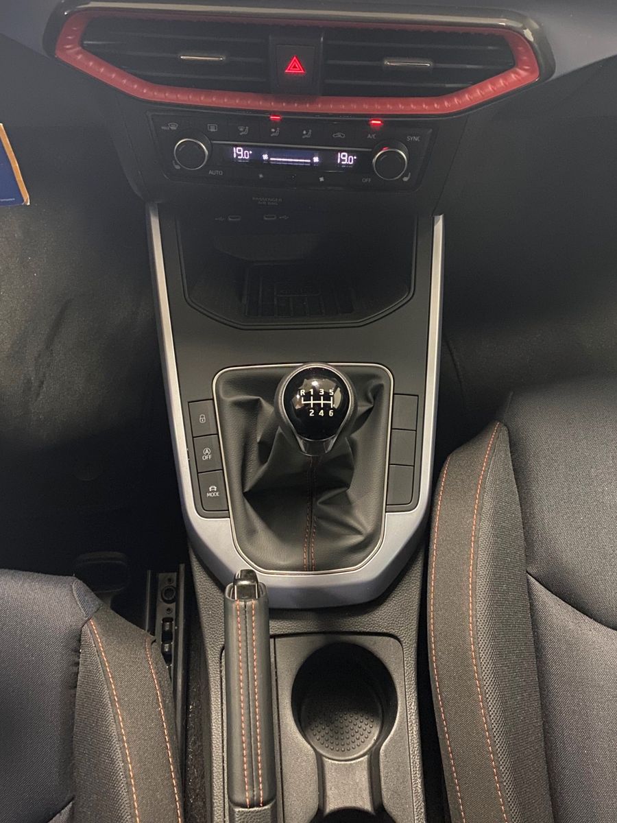 Fahrzeugabbildung SEAT Arona FR 1.0 TSI+NAVIGATION+ALLWETTER+WIRELESS+