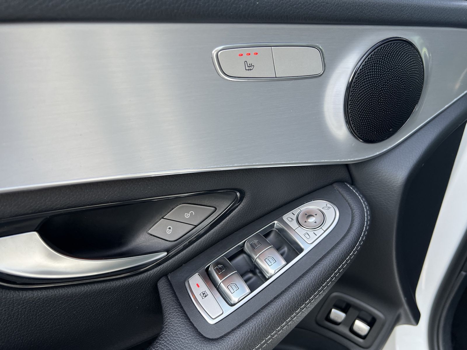 Fahrzeugabbildung Mercedes-Benz GLC 250 4Matic AMG NAVI/LED/AHK/PANO/R-KAMERA