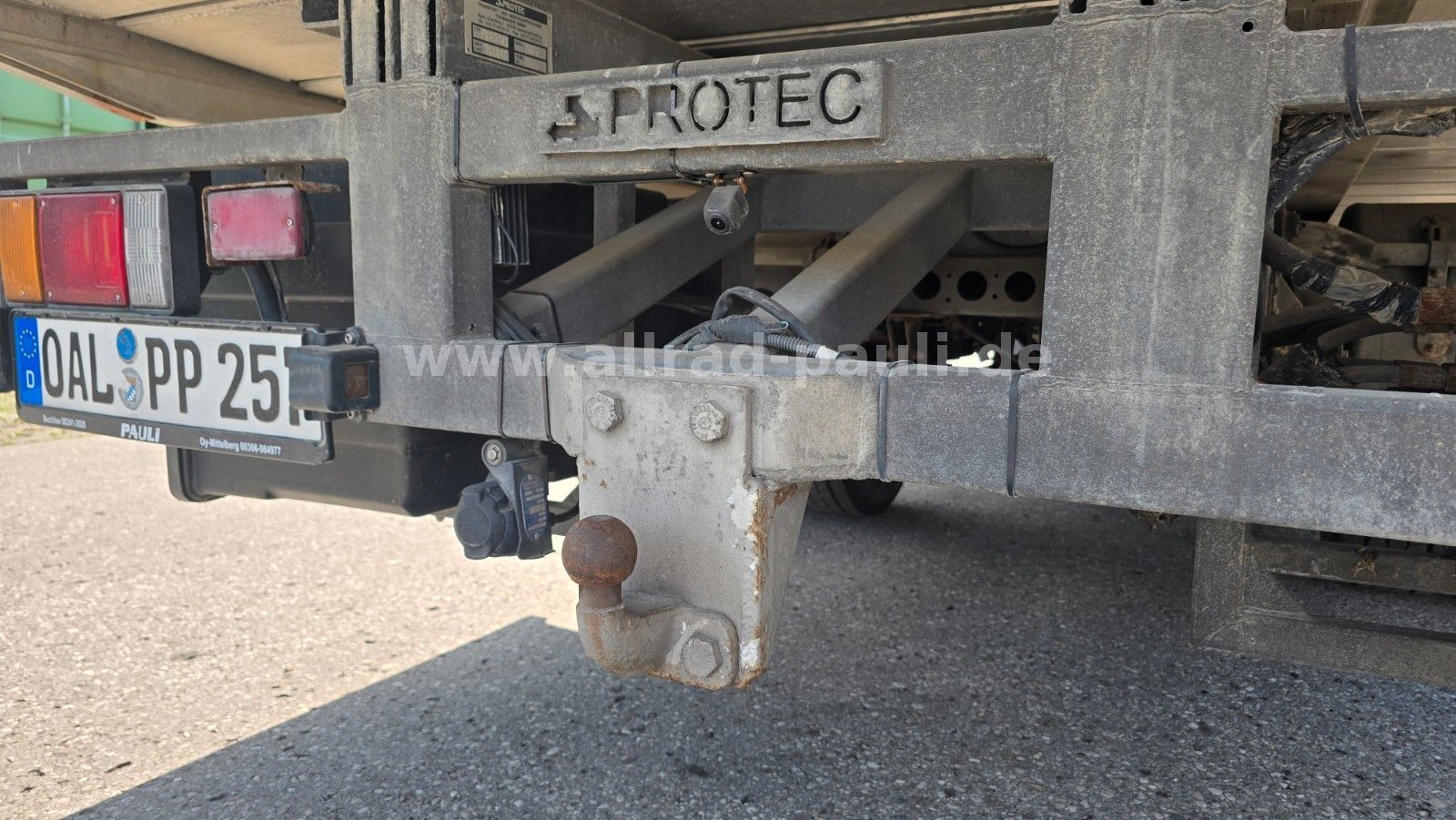 Isuzu N-Serie NPR85P - Schlepper | Schiebeplateau