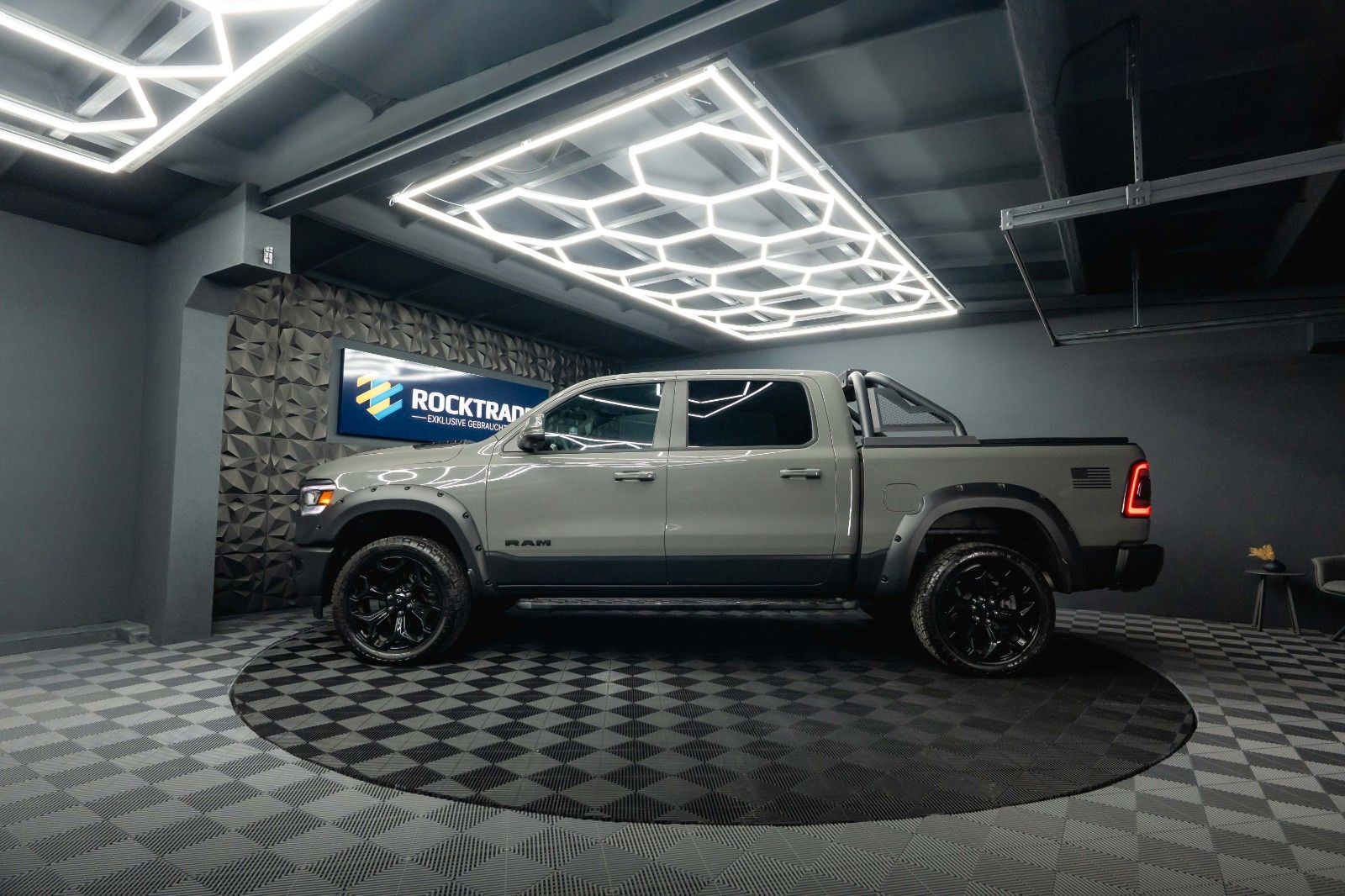 Fahrzeugabbildung Dodge RAM 5.7 V8 HEMI 4x4 NIGHT Laramie ARMY STYLE 19%