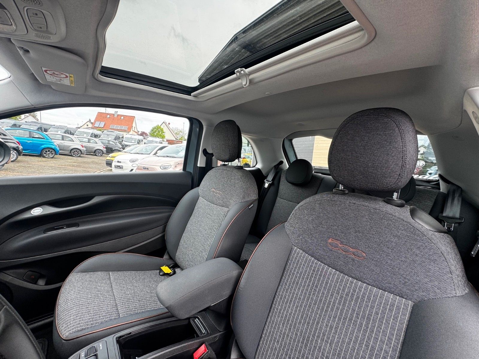 Fahrzeugabbildung Fiat 500e Icon Glasdach Navi Kamera Sitzheizung
