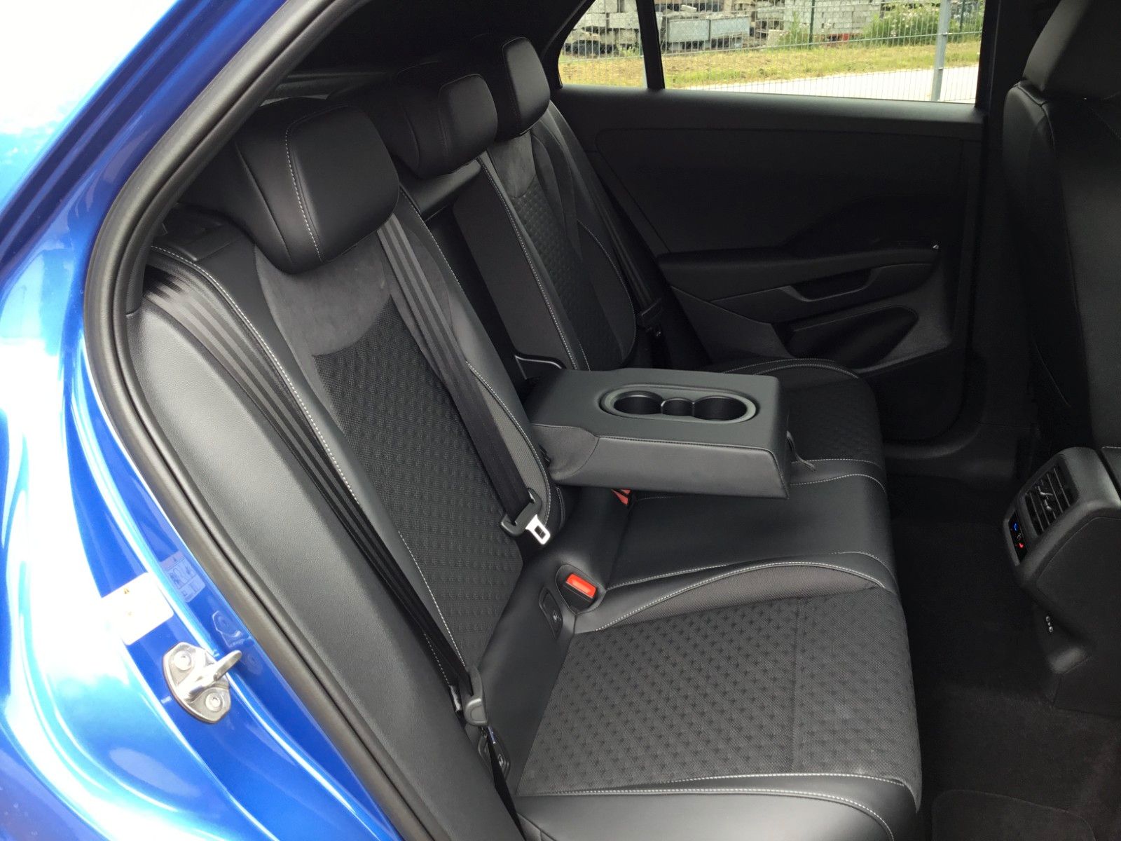 Fahrzeugabbildung Volkswagen T-Roc 1.5 eTSI DSG R-Line+AHK+LED+Navi+18"+Kessy
