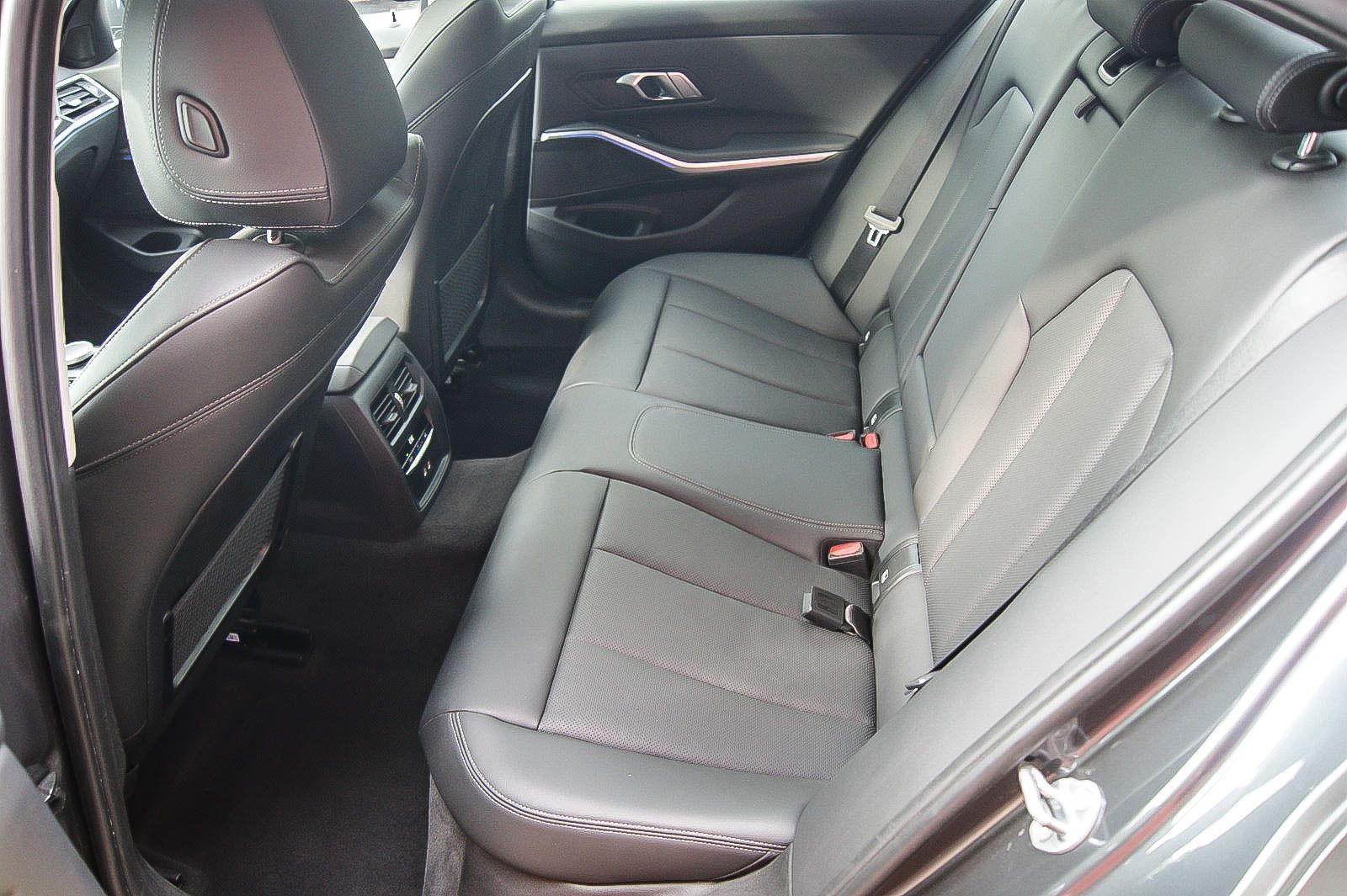 Fahrzeugabbildung BMW 320 d xDrive Luxury Line STANDHEIZG SCHIEBEDACH