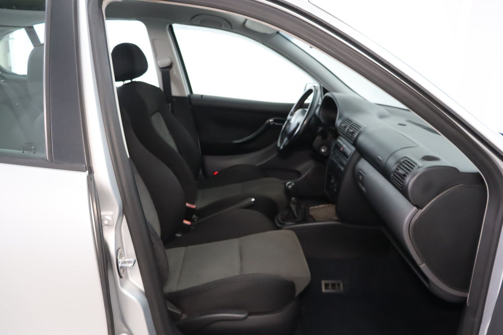Fahrzeugabbildung SEAT Leon 1.6 16V komplett Seat Service * 1. Hand Ste