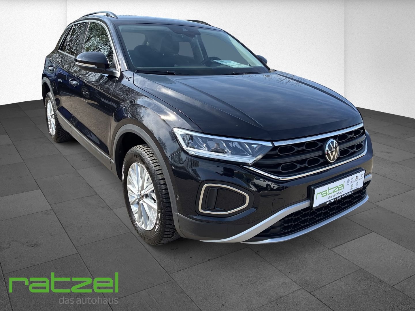 Fahrzeugabbildung Volkswagen T-Roc 1.5 TSI Life Digitales Cockpit LED DAB SHZ