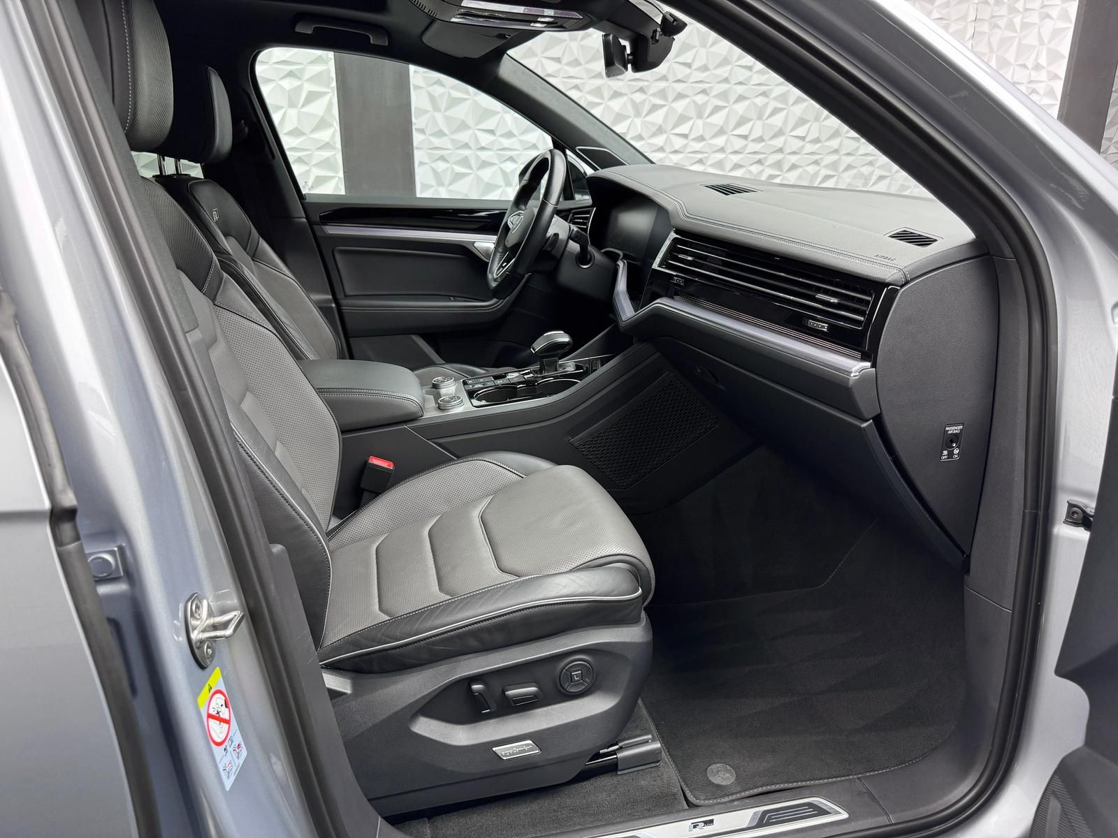 Fahrzeugabbildung Volkswagen 4.0 TDI V8*R-LINE*STANDHZ*DYNAUDIO*LUFT*PANO*AHK