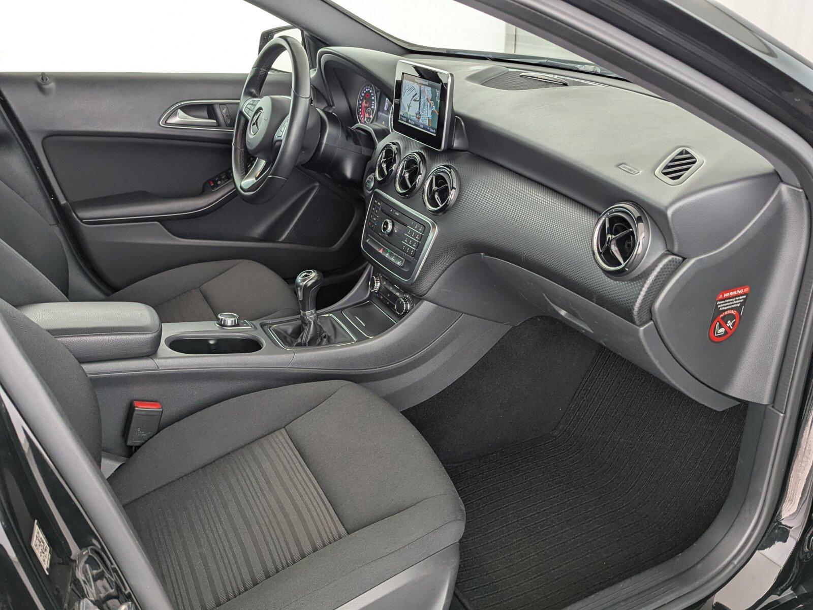 Mercedes-Benz A 180 NAVI+PDC+SHZ+TEMP+Navi/Pano.-Dach/Klima/BC