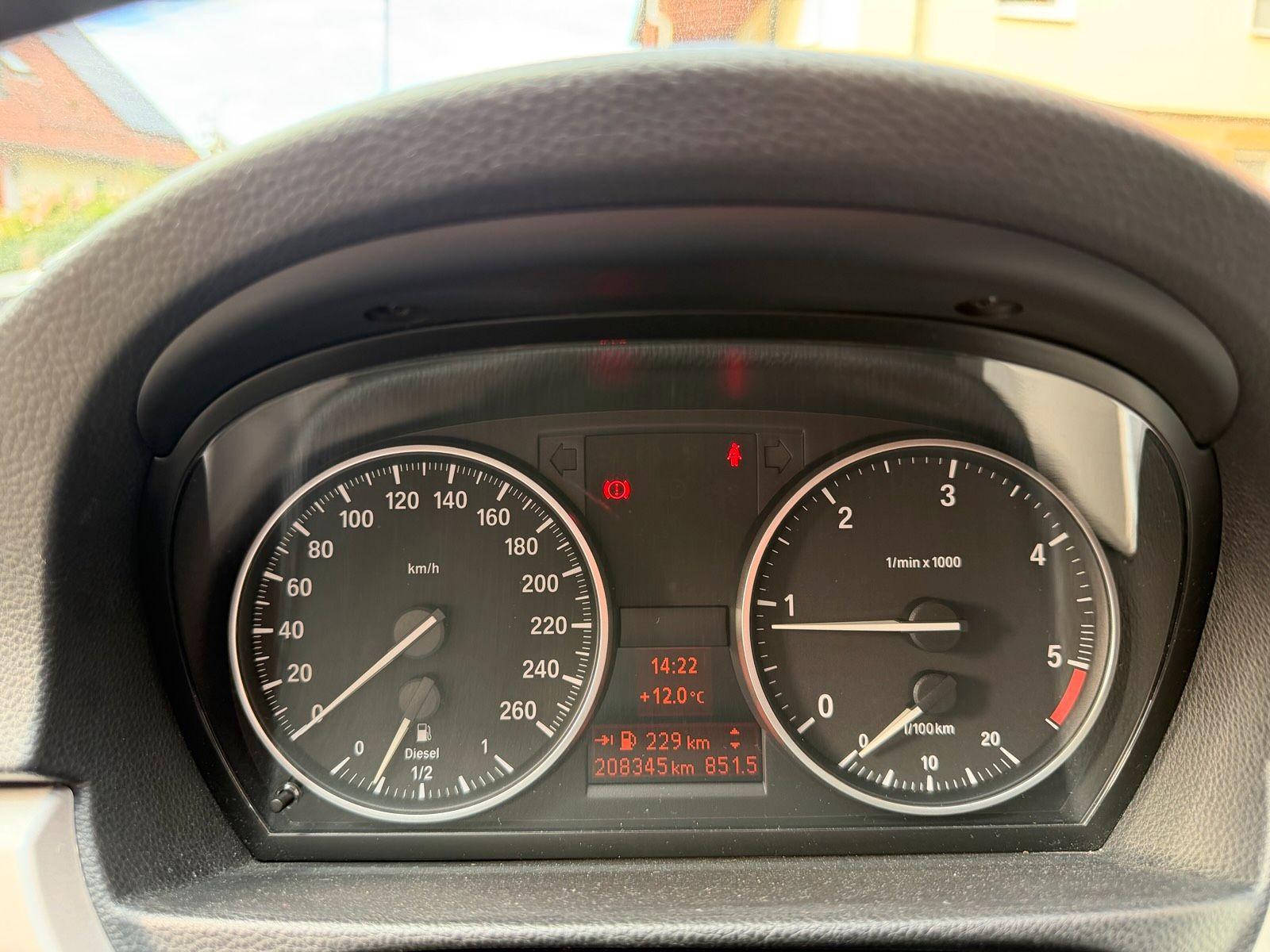 BMW 318 2010 — photo 15