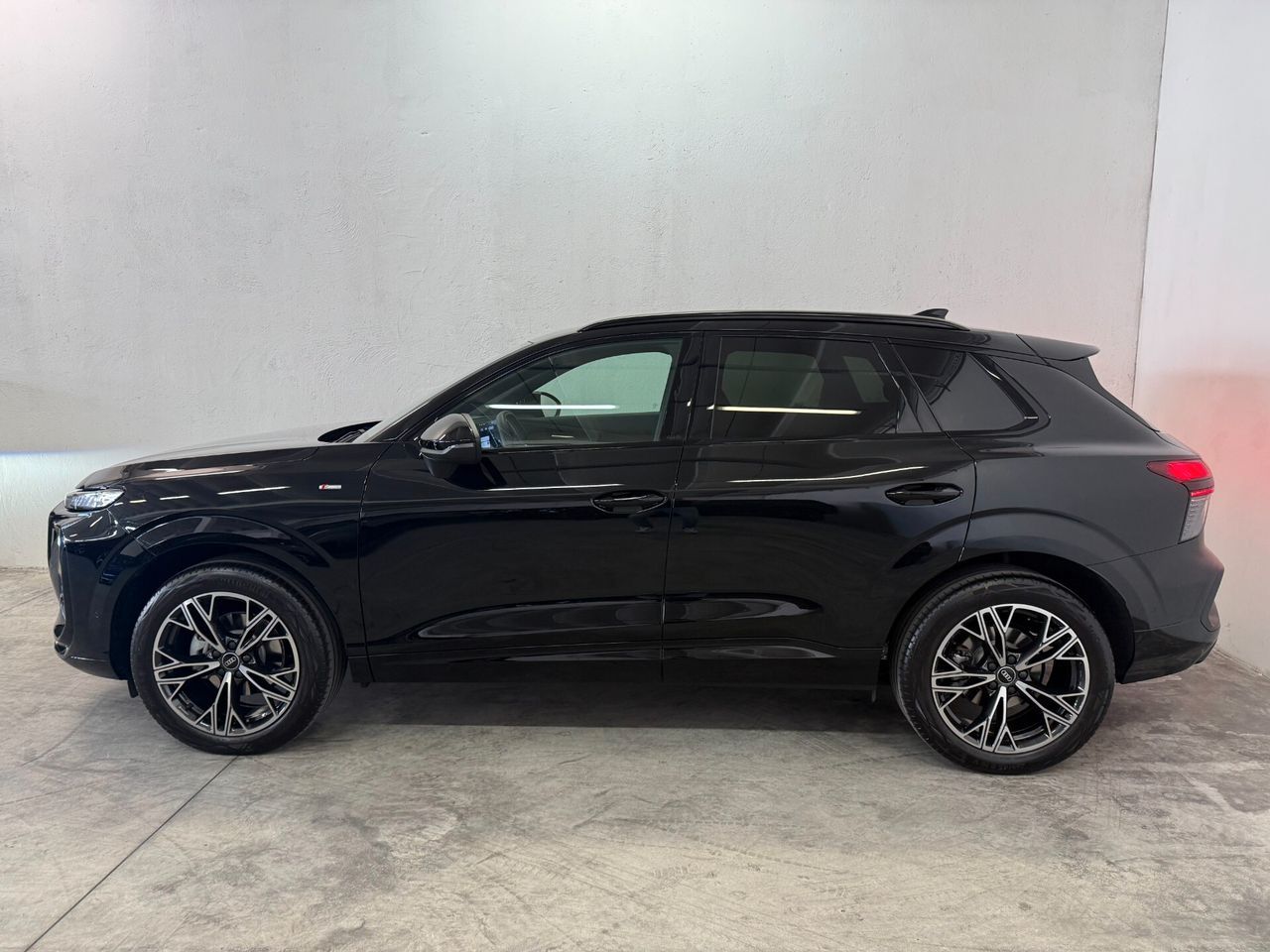 Audi Q3 1.5 tfsi mhev 150 Cv S line edition inte imagem 2