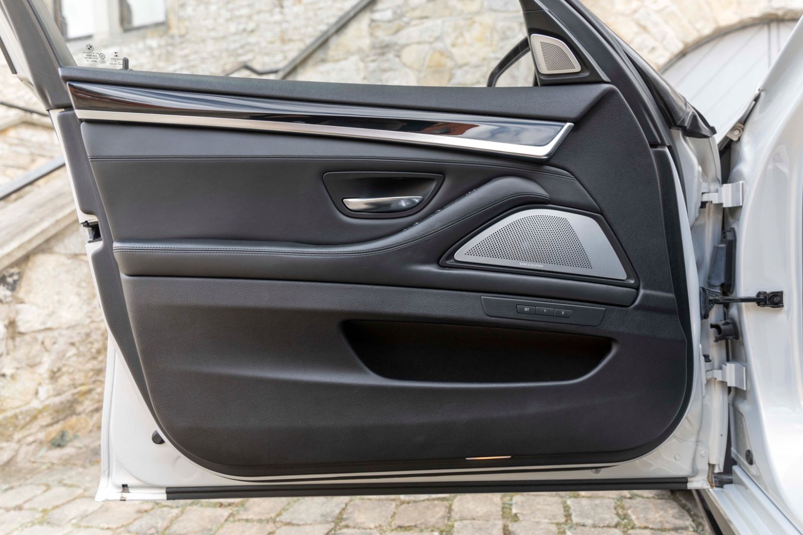 Fahrzeugabbildung BMW 550IX M-SPORTPAKET HUD B&O ACC HUD KAM TOTW