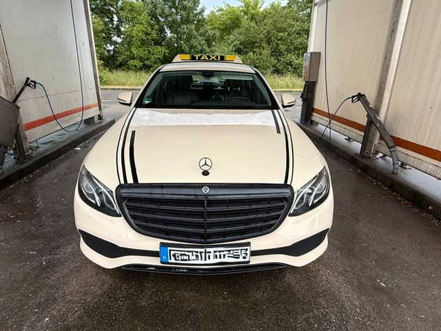 MERCEDES-BENZ Mercedes E-Klasse 220 D mit Taxiausstattung