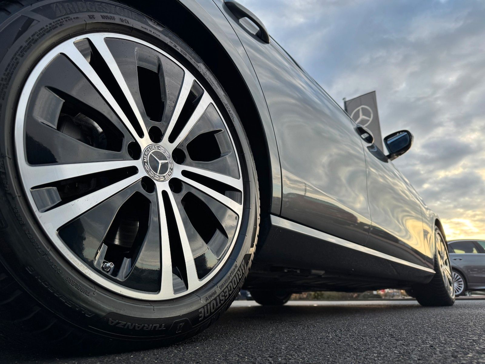 Fahrzeugabbildung Mercedes-Benz E 220d Avantgarde+Distr+Pano+AHK+MultiB+Ambiente