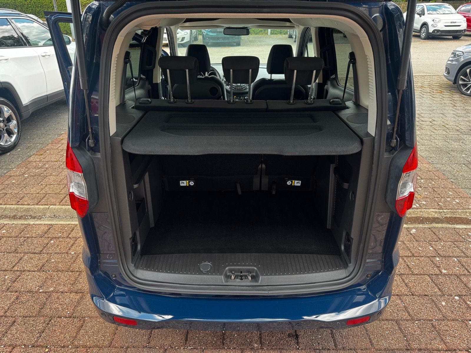 Fahrzeugabbildung Ford Tourneo Courier Titanium Sitzheizung Klima