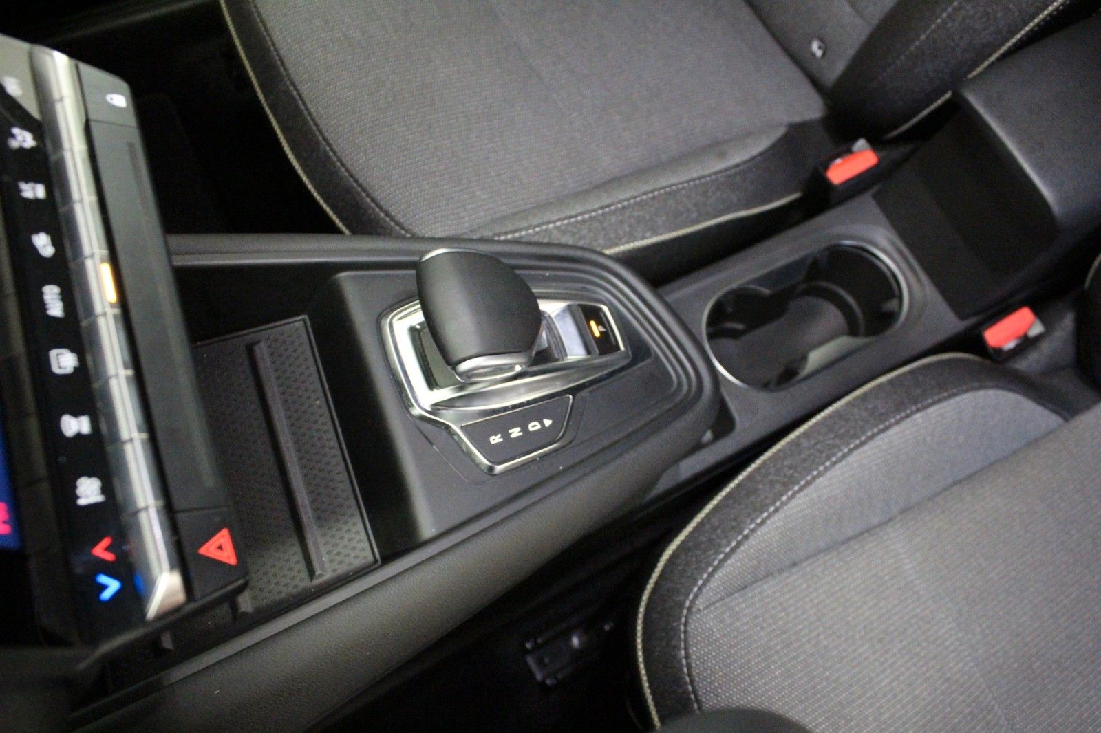 Fahrzeugabbildung Renault Captur Mild Hybrid 160 EDC Techno *Ganzjahresrei