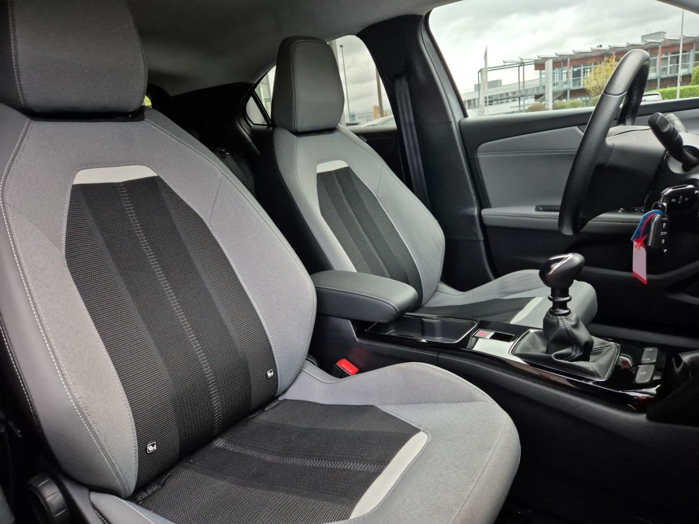 Fahrzeugabbildung Opel Mokka Elegance Digitales Cockpit LED Apple CarPl