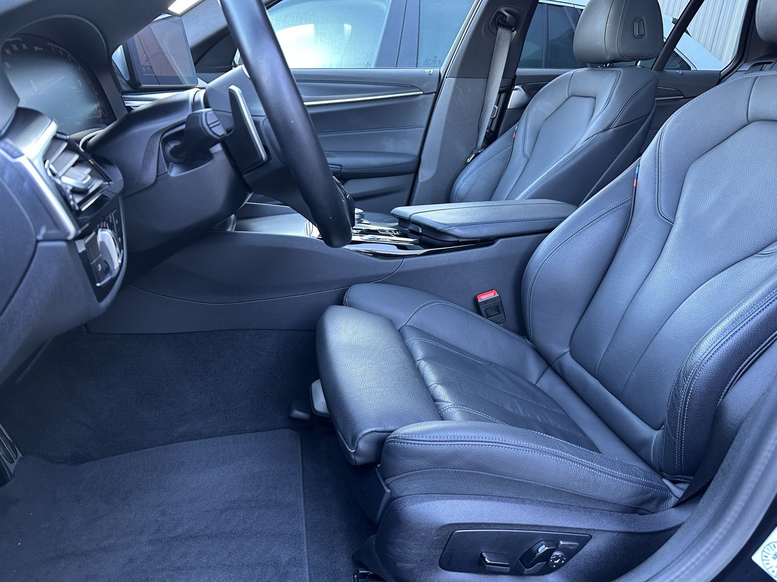 Fahrzeugabbildung BMW 530e Touring xDrive M-Sport NAV+LED+PANORAMA+HUD