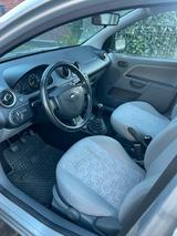 Ford Fiesta Ambiente 1.3 / TÜV Mai 2026 - Ford Fiesta aus 2003: Ambiente