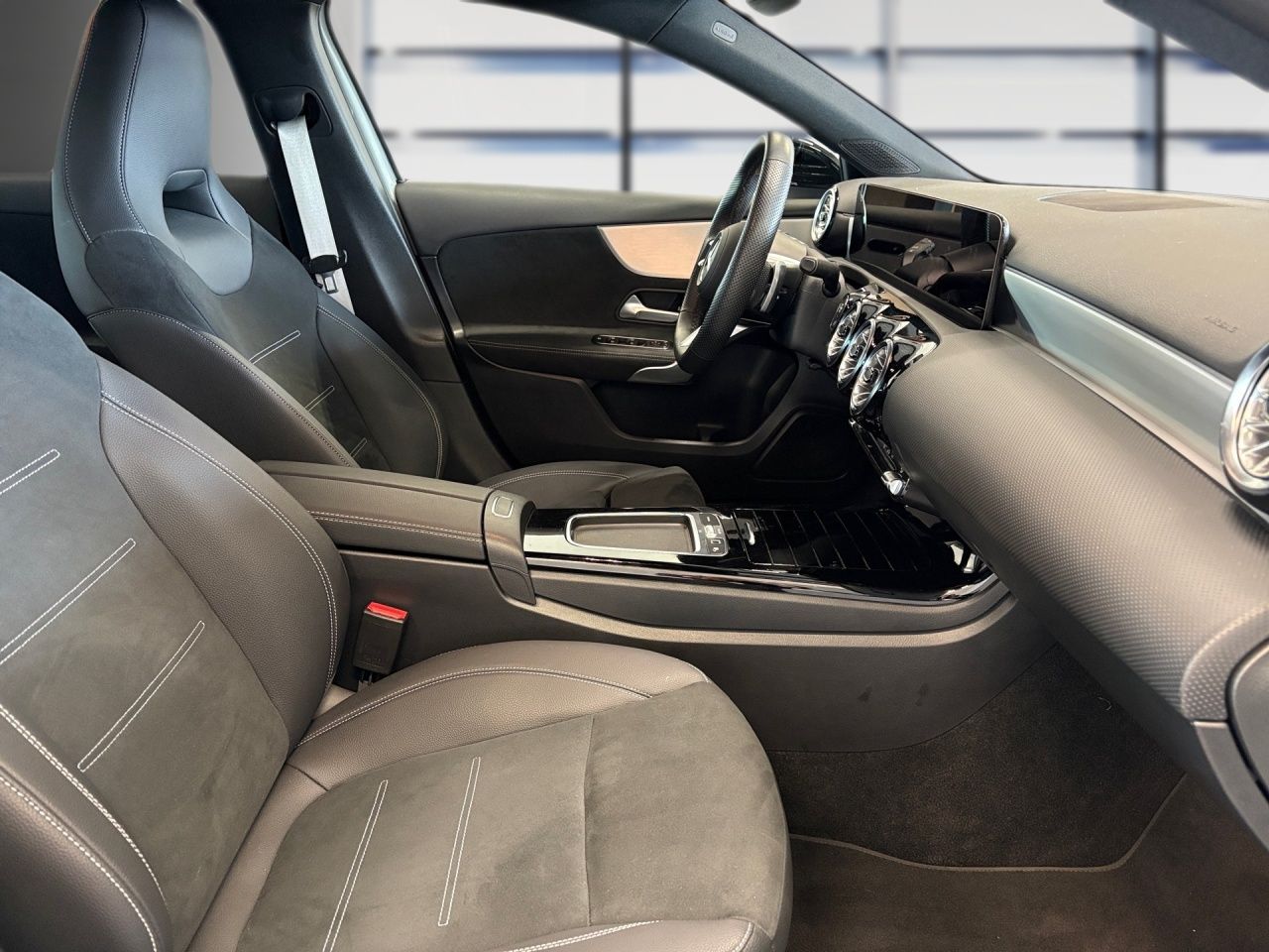 Fahrzeugabbildung Mercedes-Benz A 180 AMG AHK Night Multibeam Ambiente WinterPa