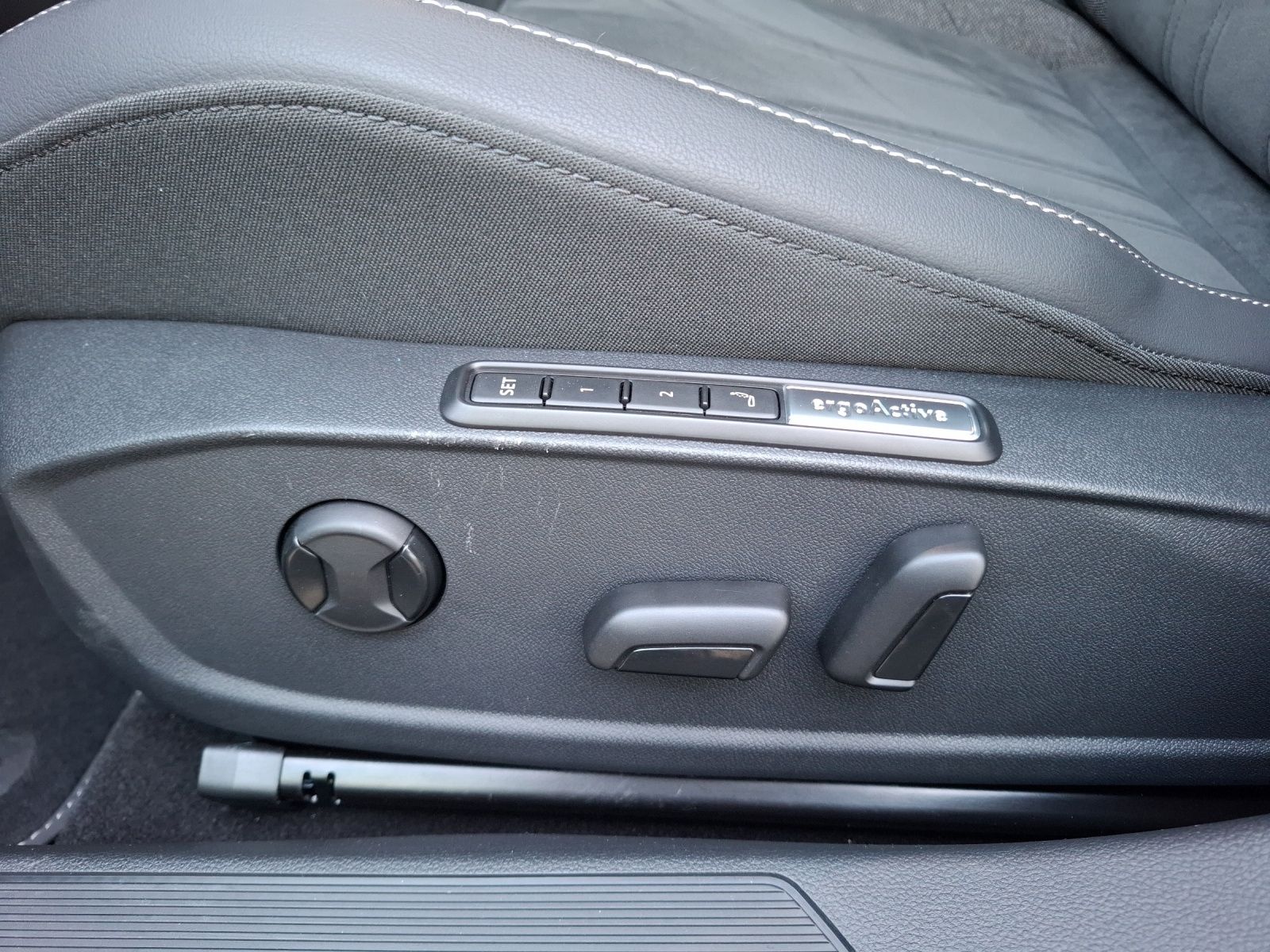 Fahrzeugabbildung Volkswagen Golf VIII eTSI Edition-50 DSG LEDplus AHK Navi P