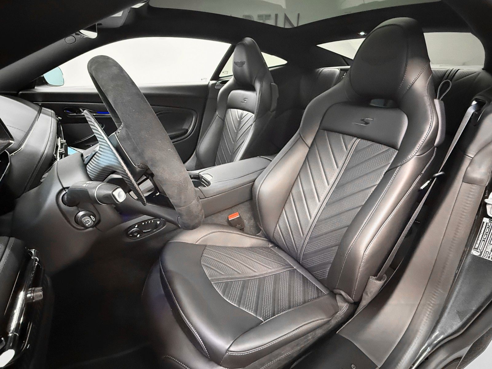 Aston Martin NEW DB12 S Coupe | Aston Martin Brussels imagem 3