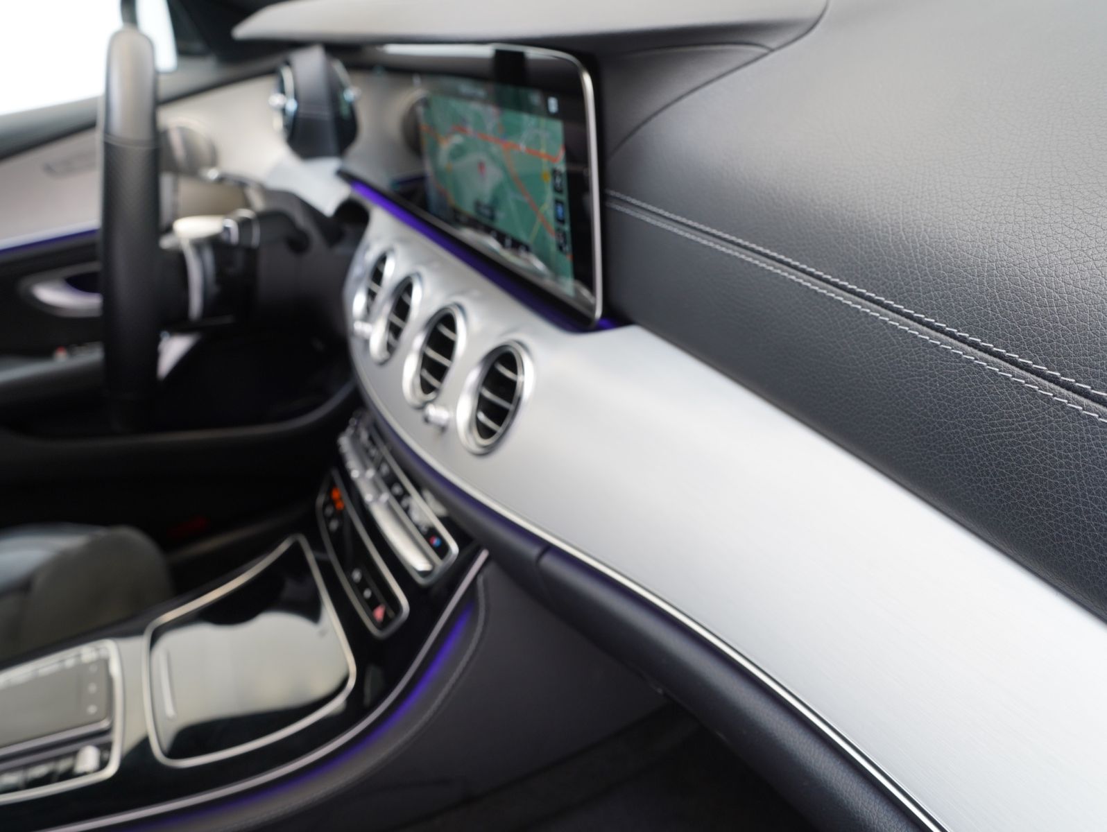 Fahrzeugabbildung Mercedes-Benz E 300 de T 4Matic AMG Line DISTRONIC/BURMESTER
