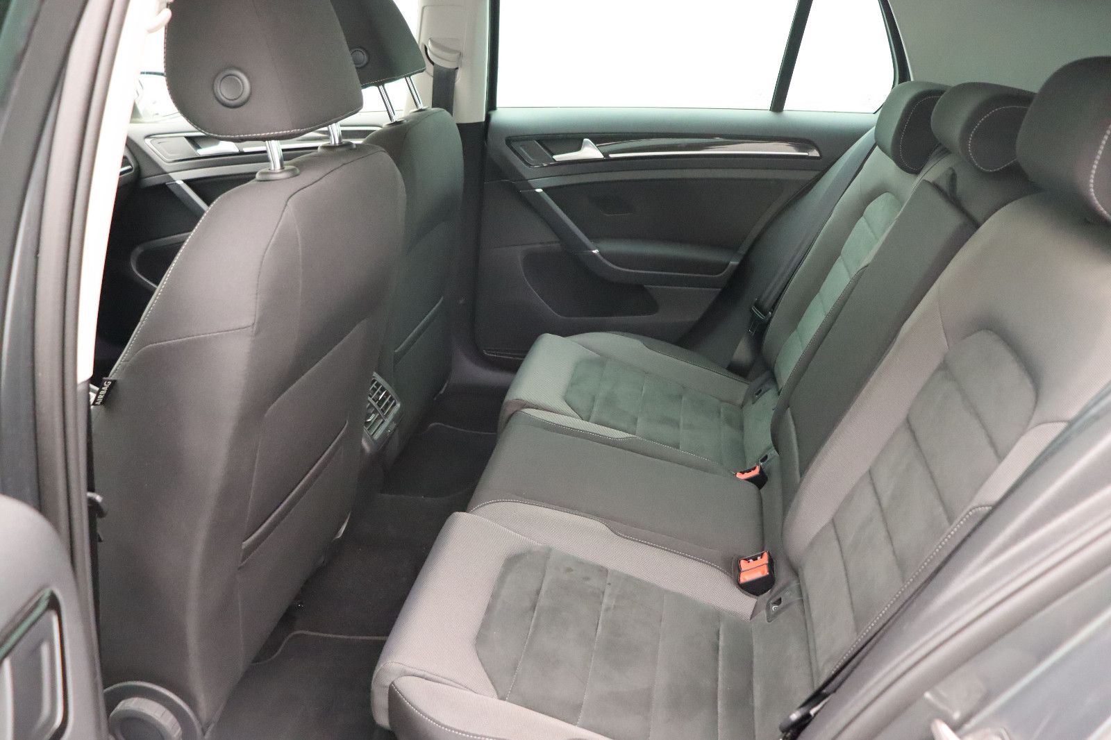 Fahrzeugabbildung Volkswagen Golf VII Lim. 1.5  Highline DSG ACC LED Kamera