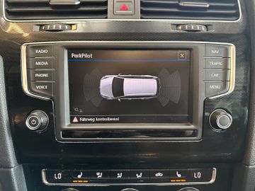 Volkswagen Golf *1.HAND*PANO*STHZ*AHK*ACC*NAV*2-ZONEN*