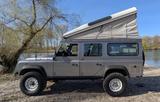 Land Rover Defender 110 Td4 mit Hubdach und Wohnmobilausbau - graue Land Rover Defender