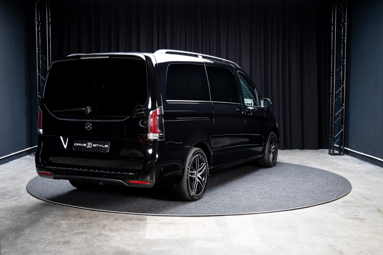 Fahrzeugabbildung Mercedes-Benz V 300 d 4MATIC EXCLUSIVE lang + AIRMATIC + Bur