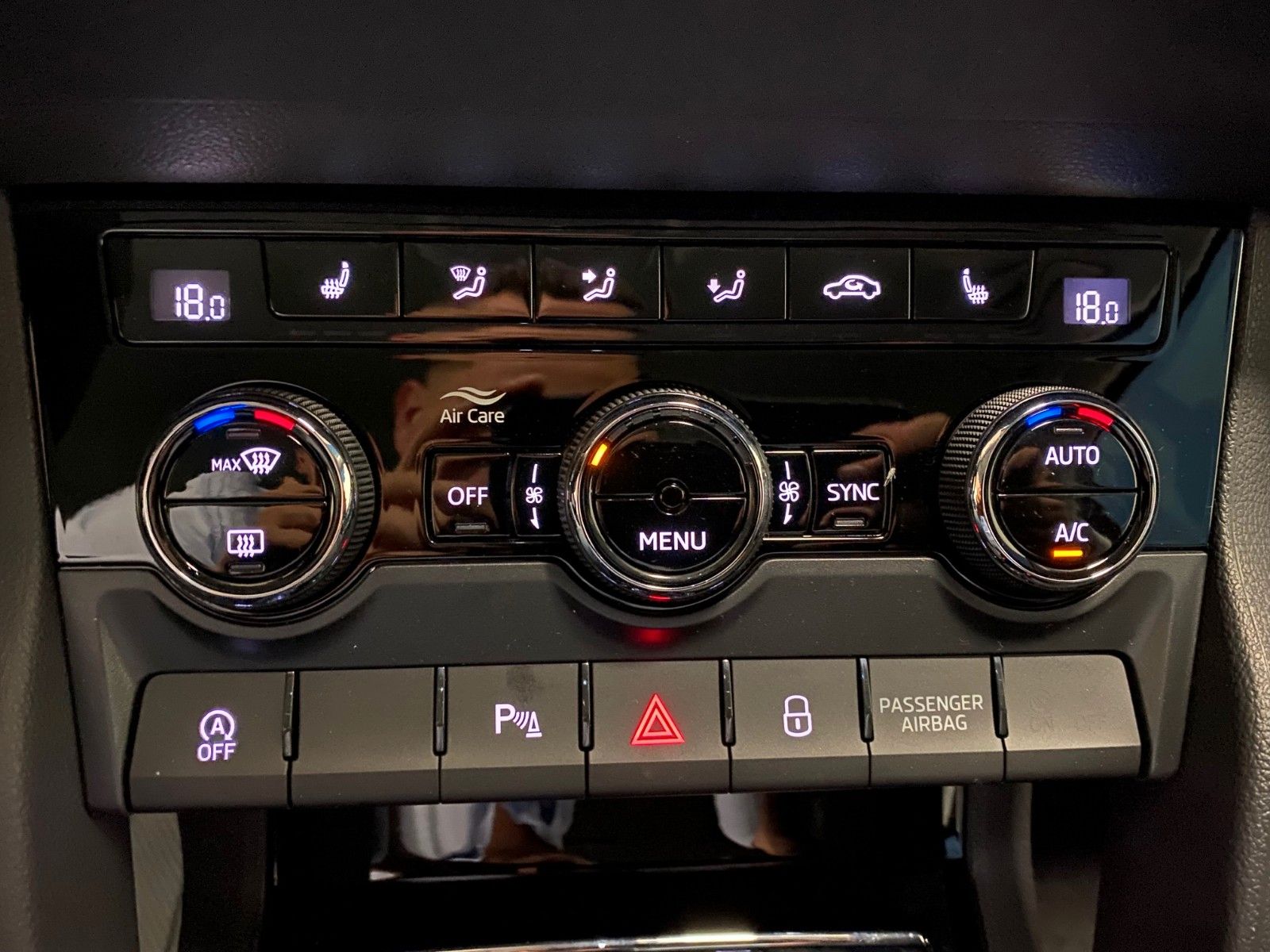 Fahrzeugabbildung SKODA Karoq 1.5 TSI DSG Selection+AHK schwenk.+KAMERA+